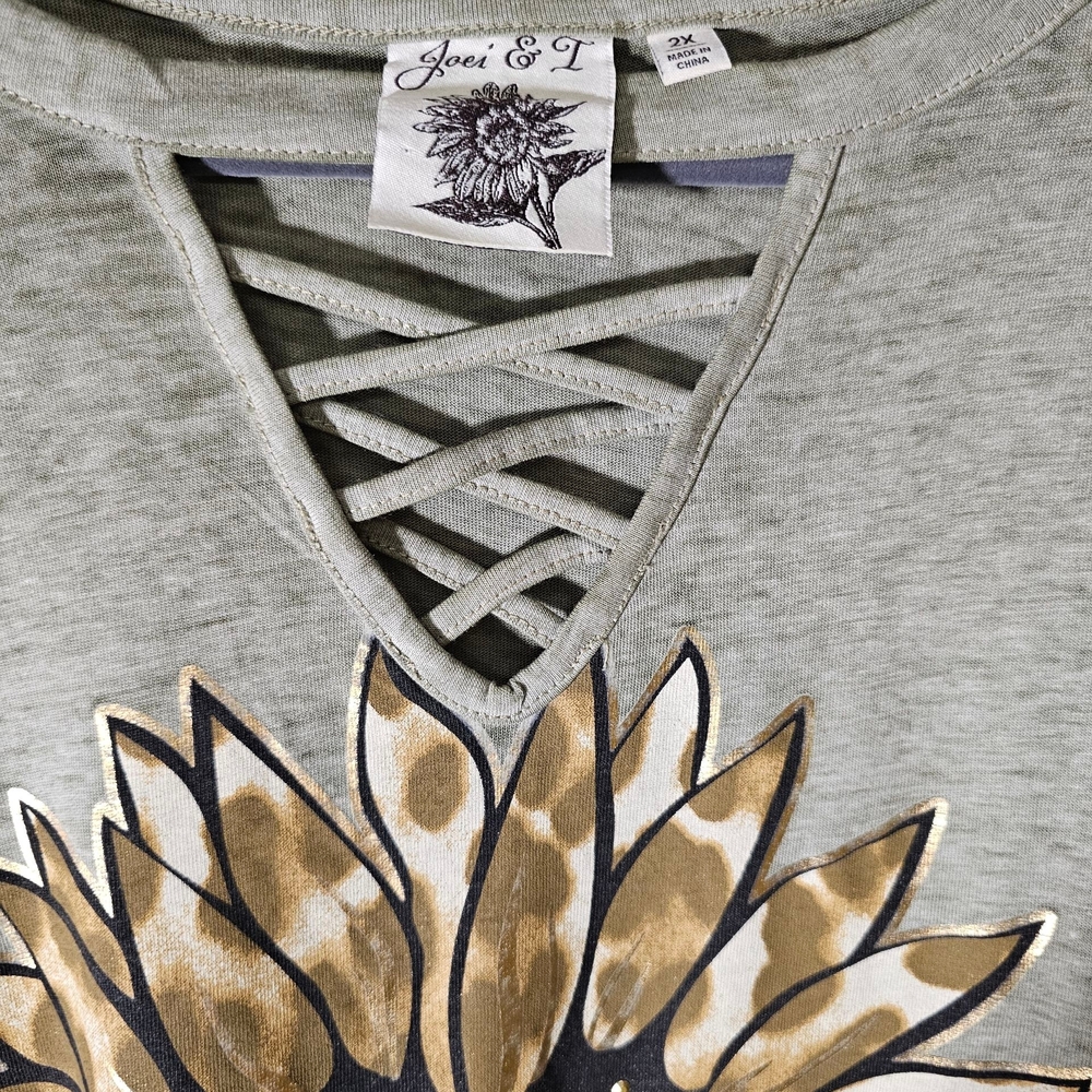 Green Sunflower Graphic Women's Tee - Picture 2 of 3